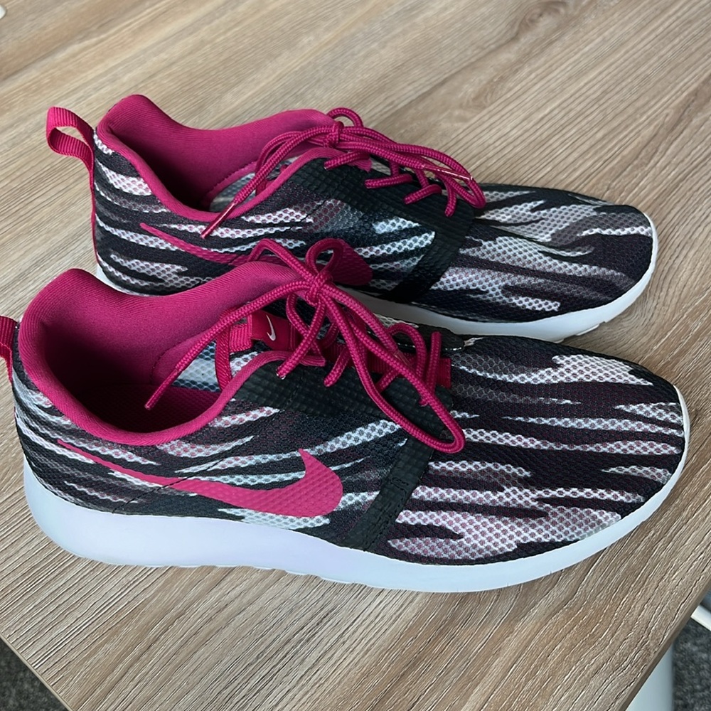 NWOT-Nike Girls Black & White Mesh Stripe with Dark Pink Trim - Picture 2 of 9